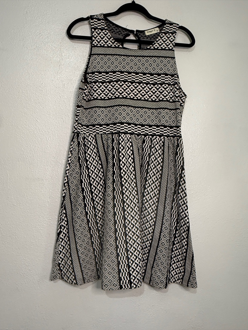 Ginger G. Sleeveless Black & White Patterned Fit-and-Flare Dress. Girls - Sz L.